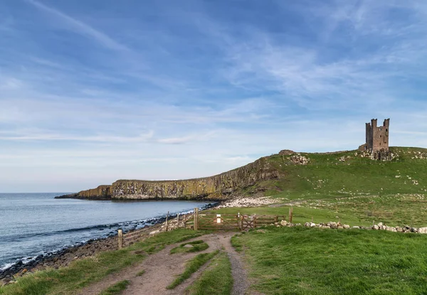 İngiltere 'nin Northumberland sahilindeki Dunstanburgh Şatosu' nun güzel manzarası.
