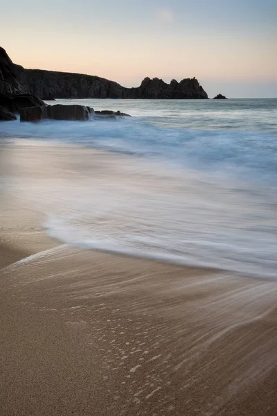 Красива Барвиста Sunrise Краєвид Зображення Porthcurno Пляж Узбережжі Південної Корнуолл — стокове фото