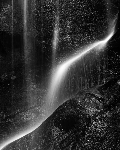 Impressionante Pacífica Preto Branco Exposição Longa Cachoeira Detalhe Paisagem Íntima — Fotografia de Stock