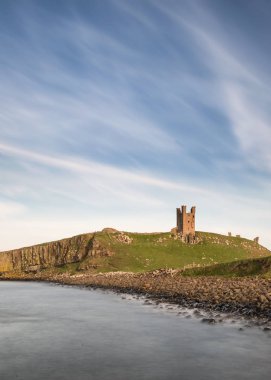 İngiltere 'nin Northumberland sahilindeki Dunstanburgh Şatosu' nun güzel manzarası.