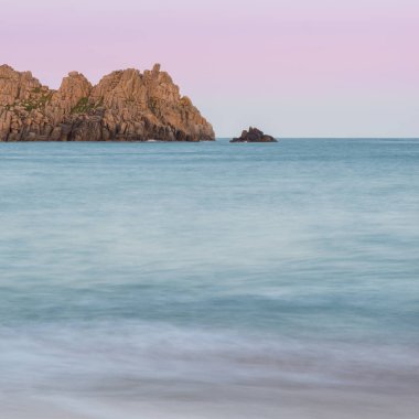 Porthcurno Beach İngiltere'de Güney Cornwall sahilindeki güzel günbatımı manzara resim