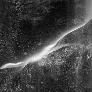 Çarpıcı siyah beyaz huzurlu uzun pozlama şelale ayrıntı samimi manzara resim 