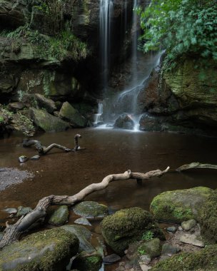 Şelale peyzaj Roughting Linn Northumberland National Park İngiltere'de çarpıcı