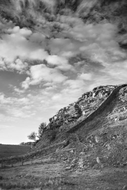 Hadrian Duvarı'nın Northumberland'deki/daki oteller çarpıcı siyah beyaz manzara görüntü ile fantastik geç bahar ışık gün batımında