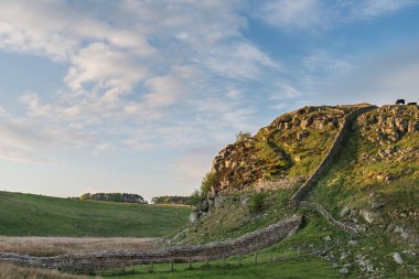 Hadrian Duvarı'nın Northumberland'deki/daki oteller çarpıcı manzara görüntü ile fantastik geç bahar ışık gün batımında