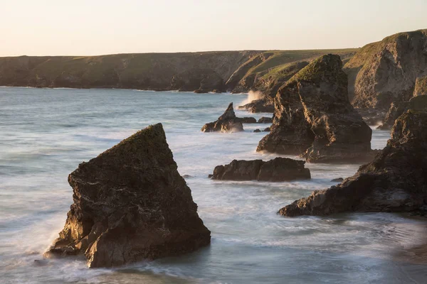 Hermosa Imagen Paisaje Atardecer Atardecer Bedruthan Steps Pilas Roca Costa —  Fotos de Stock