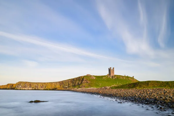 Krásný Krajinný Obraz Hradu Dunstanburgh Pobřeží Northumberlandu Anglii Během Pozdního — Stock fotografie