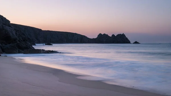 Hermosa Imagen Colorida Del Paisaje Del Amanecer Playa Porthcurno Costa — Foto de Stock