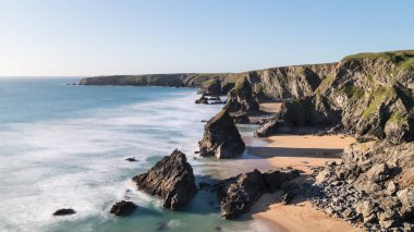 Bedruthan adımları güzel alacakaranlık günbatımı manzara görüntüsü kaya yığınları İngiltere'deki West Cornwall sahilindeki