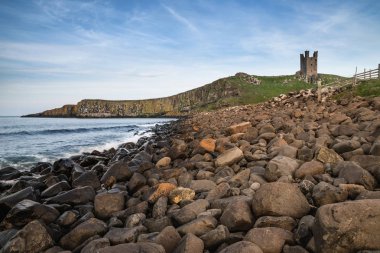 İngiltere 'nin Northumberland sahilindeki Dunstanburgh Şatosu' nun güzel manzarası.