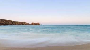 Porthcurno Beach İngiltere'de Güney Cornwall sahilindeki güzel günbatımı manzara resim
