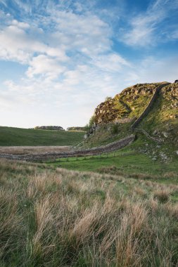 Hadrian Duvarı'nın Northumberland'deki/daki oteller çarpıcı manzara görüntü ile fantastik geç bahar ışık gün batımında