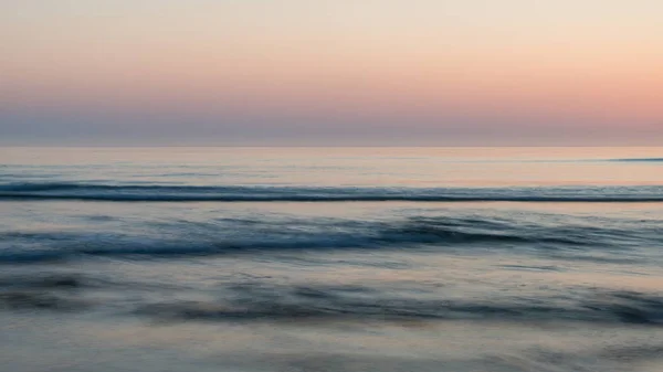 Fantastiska Färgglada Pulserande Soluppgång Över Lågvatten Strand Landskap Fredlig Scen — Stockfoto