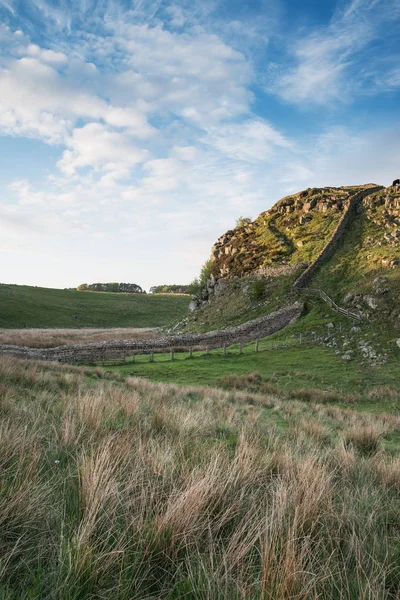 Forbløffende Landskapsbilde Hadrians Mur Northumberland Ved Solnedgang Med Fantastisk Sent – stockfoto