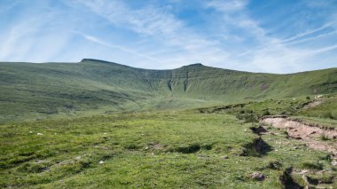 Çarpıcı renkli yaz manzara, Brecon Beacons Milli Vadisi seyir Parkı