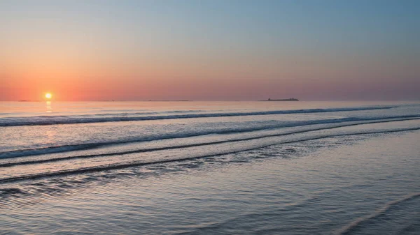 Потрясающий Красочный Яркий Восход Солнца Над Приливным Пляжем Мирная Сцена — стоковое фото