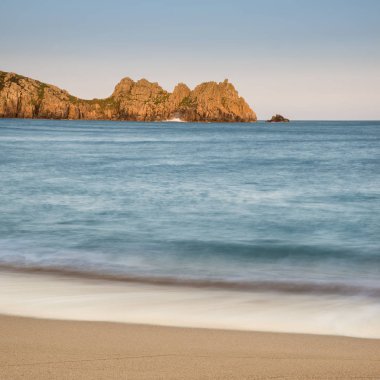 Porthcurno Beach İngiltere'de Güney Cornwall sahilindeki güzel günbatımı manzara resim
