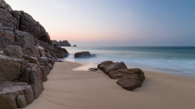 Porthcurno Beach İngiltere'de Güney Cornwall sahilindeki güzel renkli gündoğumu manzara resim