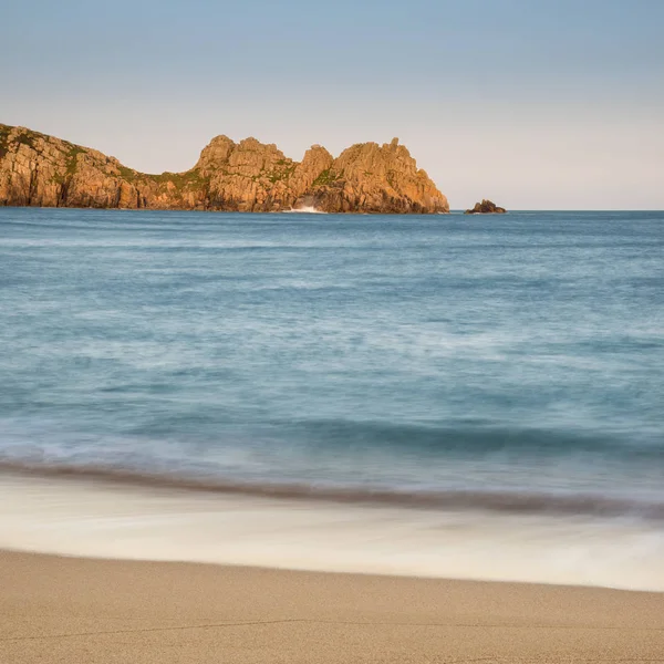 Hermosa Imagen Del Paisaje Del Atardecer Playa Porthcurno Costa Sur —  Fotos de Stock