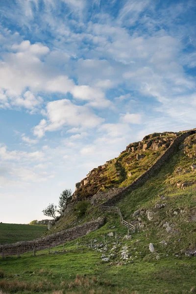 Fantastiska Landskapet Bilden Hadrianus Mur Northumberland Solnedgången Med Fantastiskt Sena — Stockfoto