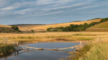 Beuaitufl canlı yaz günbatımı İngilizce kırsal manzara üzerinde