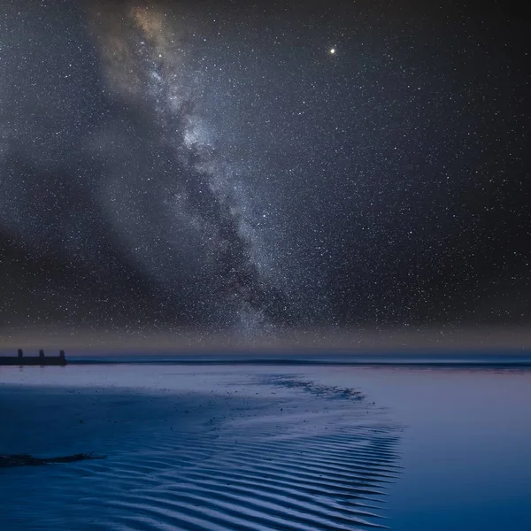 Impressionante Vibrante Láctea Imagem Composta Sobre Paisagem Vista Longo Praia — Fotografia de Stock