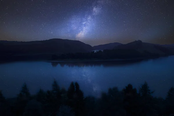 Impressionante Vibrante Láctea Imagem Composta Sobre Paisagem Lago Ainda Mal — Fotografia de Stock