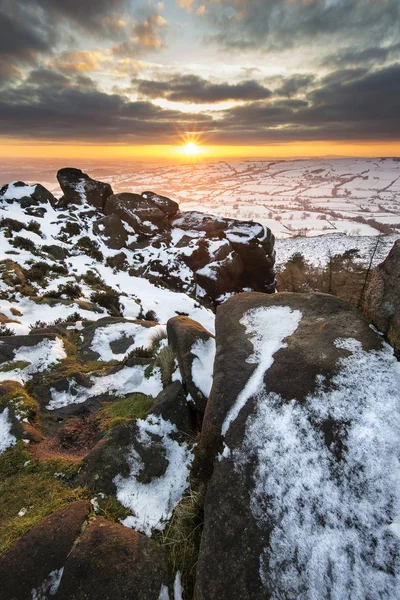 冬季上空积雪覆盖冬季景观在山顶区日落 — 图库照片