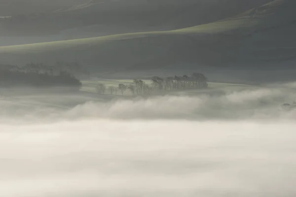 霧の美しい田園風景レイヤーのフィールドを圧延の冬の日の出 — ストック写真