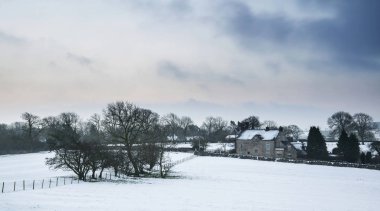 Kar kış manzara güneş doğarken Peak District İngiltere'de örtülü