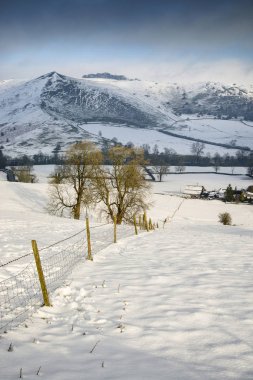 Kar kış manzara güneş doğarken Peak District İngiltere'de örtülü