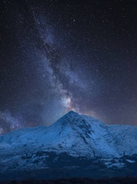 Canlı Samanyolu kompozit görüntü Mount Snowdon ve diğer doruklarına Snowdonia Milli Parkı'nda peyzaj üzerinde çarpıcı