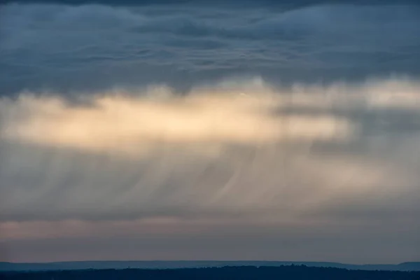 Céu Lindo Pôr Sol Verão Com Formações Coloridas Nuvens Tempestuosas — Fotografia de Stock