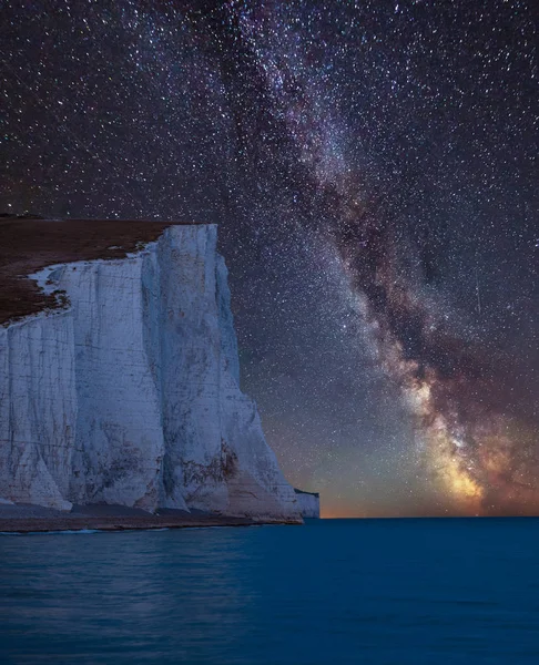 Потрясающее Яркое Композитное Изображение Млечного Пути Над Пейзажем Семи Сестер — стоковое фото