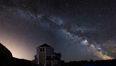 Güzel bir gece gökyüzü astrophotography manzara resim hala göl üzerinde yıldız