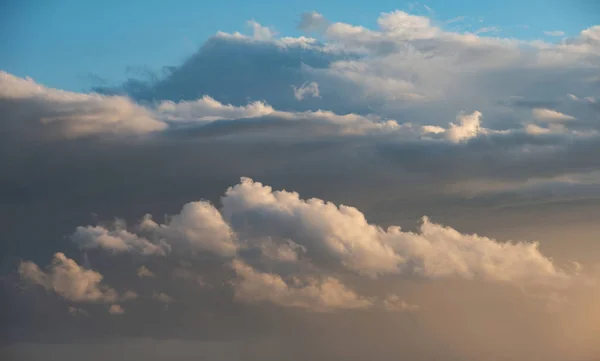 Splendida Tempesta Cumulonimbus Formazioni Nuvole Pioggia Nel Cielo Tramonto Estivo — Foto Stock