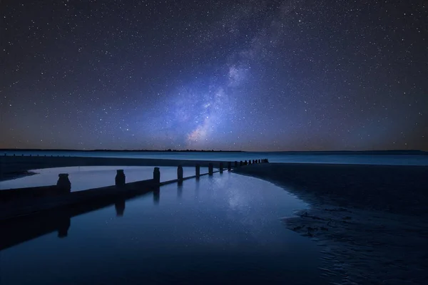 Atemberaubende Lebendige Milchstraße Zusammengesetzte Bild Über Landschaft Der Schönen Langzeitbelichtung — Stockfoto