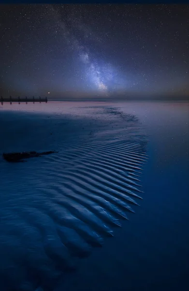Потрясающее Яркое Композитное Изображение Млечного Пути Над Пейзажем Вдоль Пляжа — стоковое фото