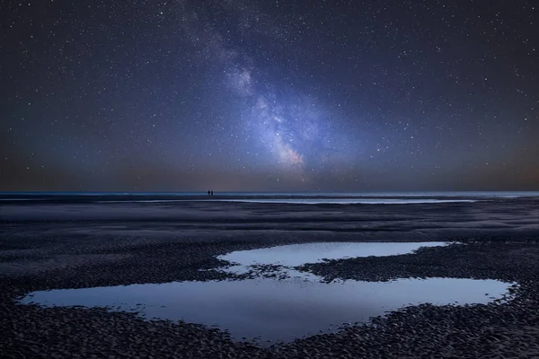 Потрясающее Яркое Композитное Изображение Млечного Пути Над Пляжем Время Отлива — стоковое фото