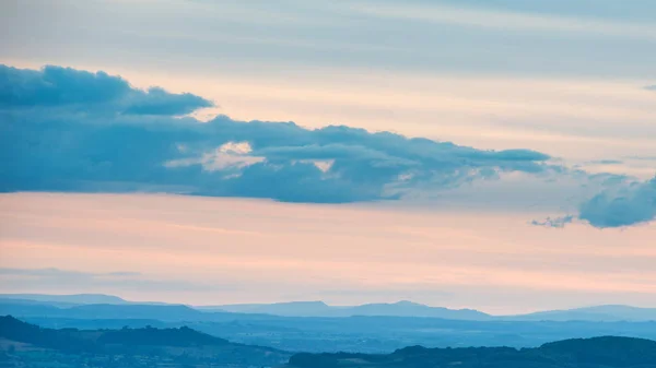 Hermoso Paisaje Del Atardecer Del Verano Moody Sobre Campo Inglés — Foto de Stock