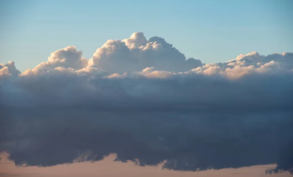 Impresionantes Formaciones Tormenta Cumulonimbus Nubes Lluvia Cielo Del Atardecer Verano — Foto de Stock