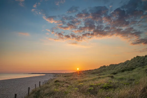 Прекрасний Барвистий Літній Захід Сонця Пляжний Пейзаж Приголомшливим Небом Кольорами — стокове фото