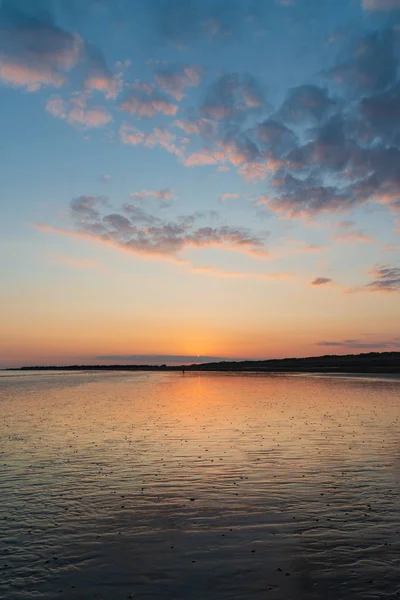 Mooie Kleurrijke Zonsondergang Zomer Strand Landschap Met Prachtige Hemel Kleuren — Stockfoto