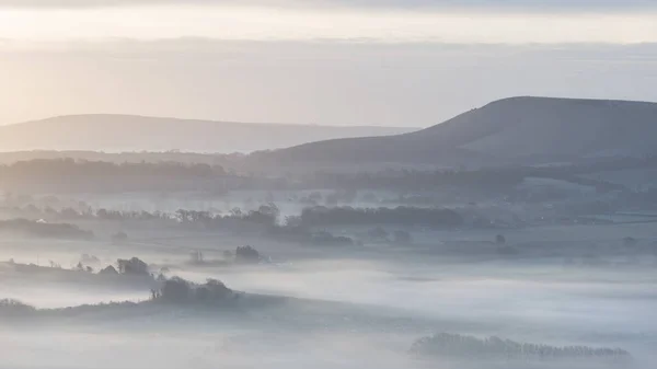 Hermoso Paisaje Campo Inglés Brumoso Amanecer Invierno Con Capas Rodando — Foto de Stock