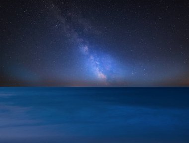 İngiltere'de Güney Cornwall sahilindeki Porthcurno plaja bakan sakin deniz manzara üzerinde çarpıcı Canlı Samanyolu bileşik görüntü