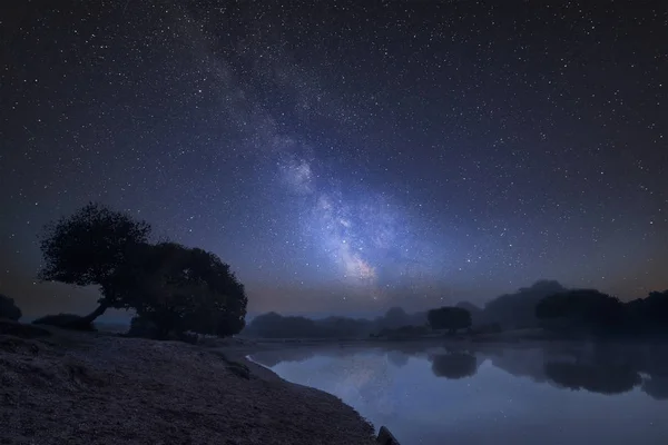 Atemberaubende Lebendige Milchstraße Zusammengesetzte Bild Über Landschaft Des Nebligen Sees — Stockfoto
