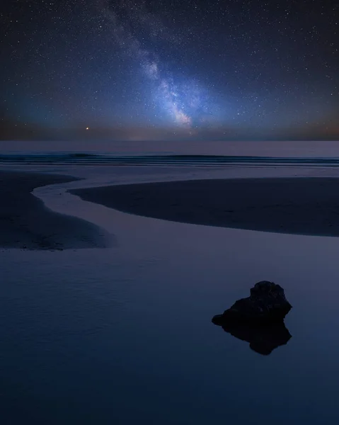 Impressionante Vibrante Láctea Imagem Composta Sobre Paisagem Praia Maré Baixa — Fotografia de Stock