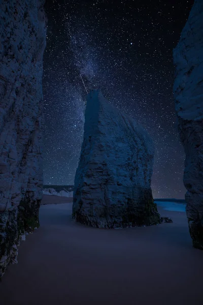 Impressionante Vibrante Láctea Imagem Composta Sobre Paisagem Pilhas Rocha Praia — Fotografia de Stock