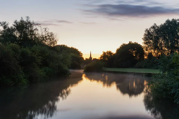 レッチレード テムズ英国コッツウォルズの田園風景の背景に教会の尖塔と テムズ川の美しい日の出の風景画像 — ストック写真