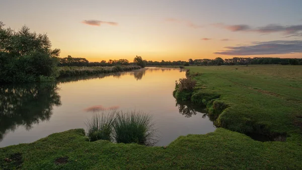 英国科茨沃尔德农村 Lechlade 泰晤士河的美丽日出景观形象 — 图库照片